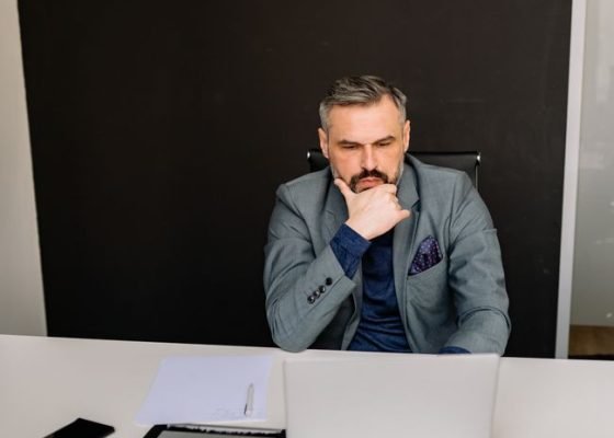 Підприємець працює за ноутбуком