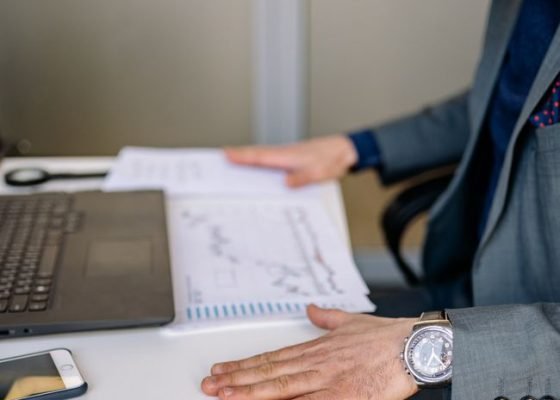 Бізнес-планування з графіками та ноутбуком
